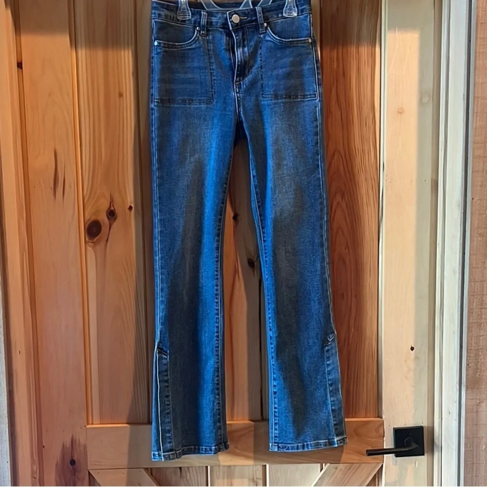 Stylish Indigo Women's Straight Leg Jeans